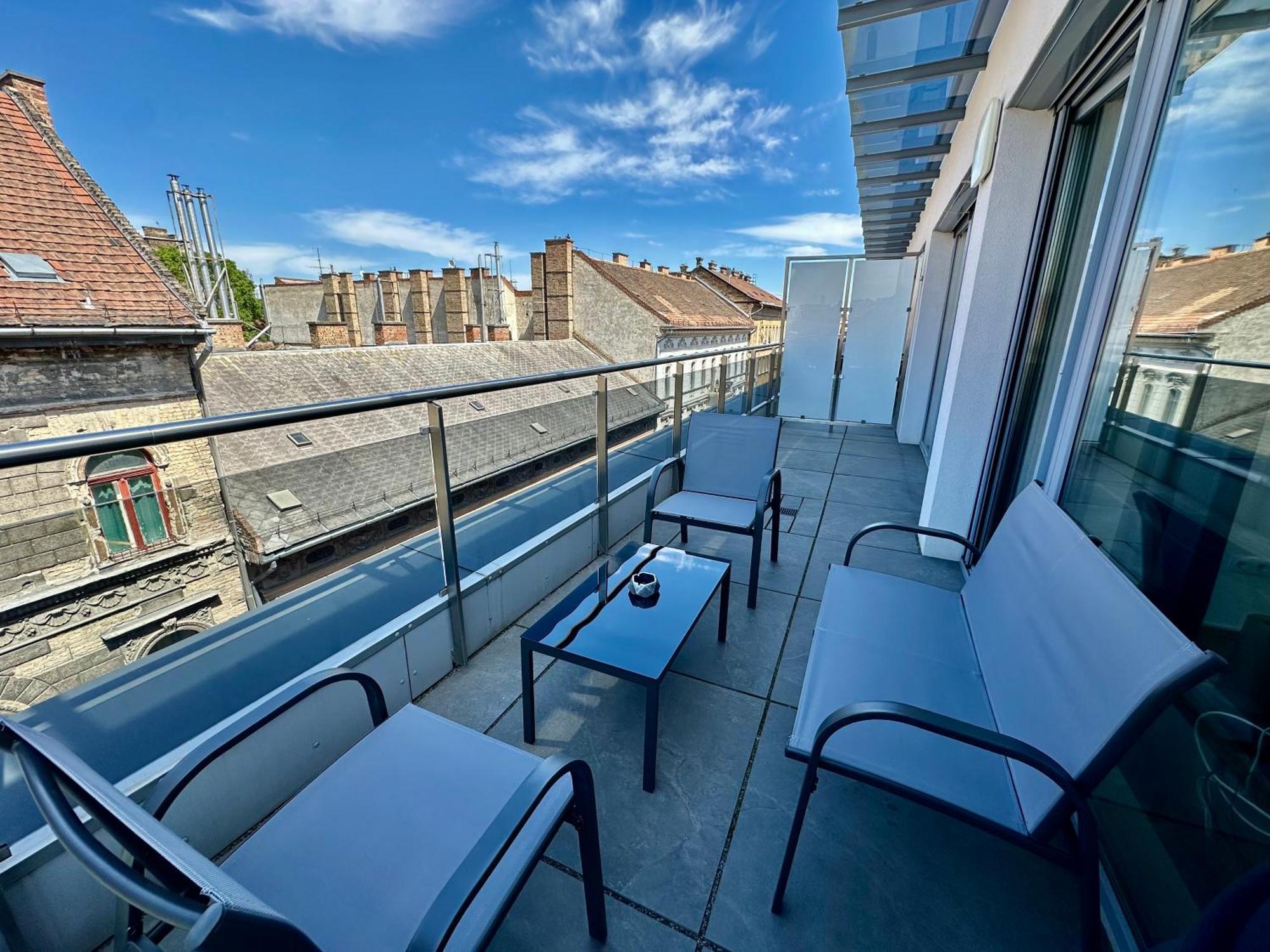 Central Apartment Budapest ~ Roof Terrace/Ac/Indoor Parking — Photos 2